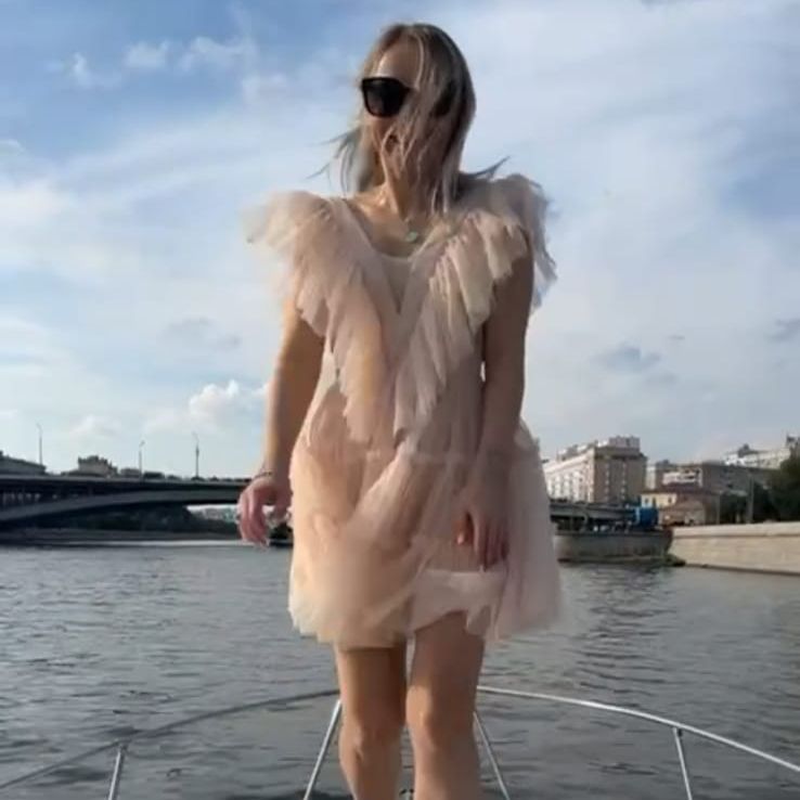 Гость на носу катера в аренду