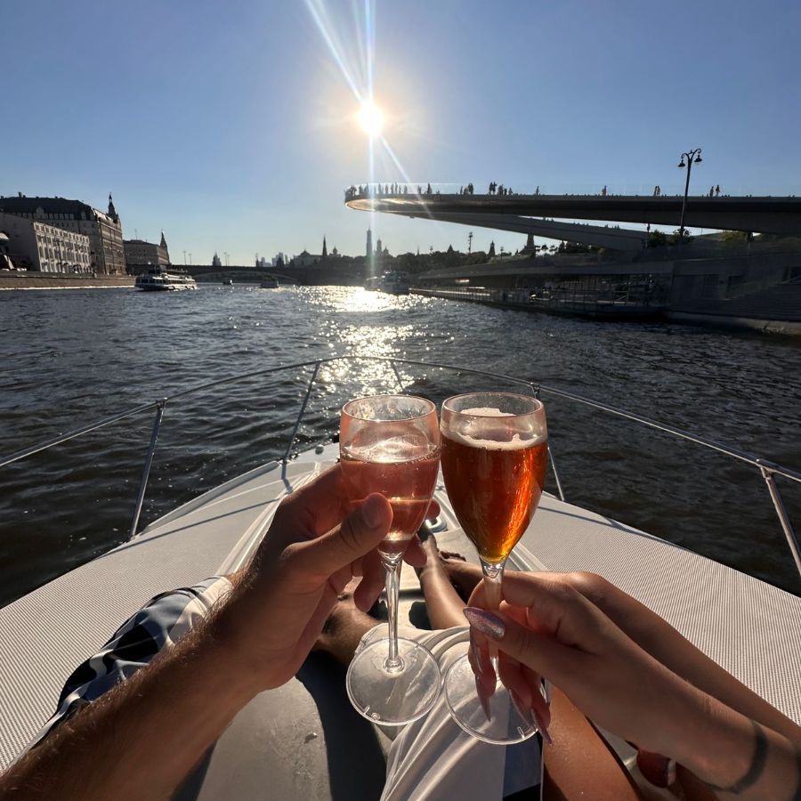 Аренда катера в Москве у парящего моста