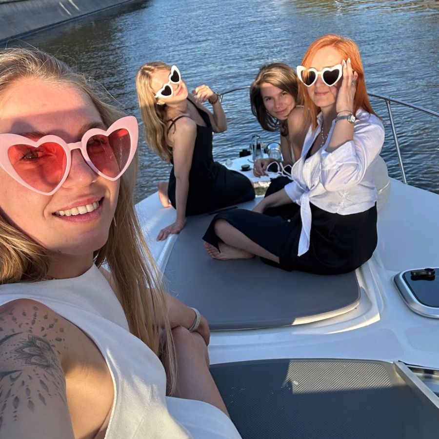 Гости на арендованном катере с капитаном