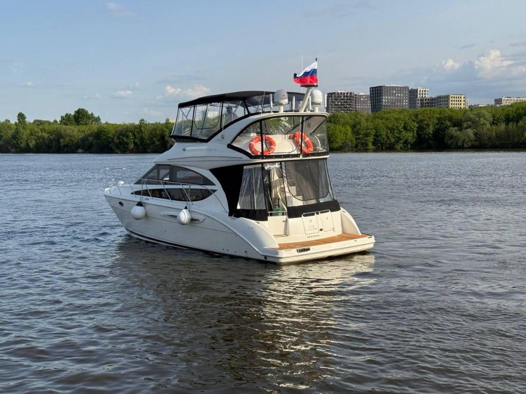Аренда яхты в Москве на день выпускного вид сзади яхты