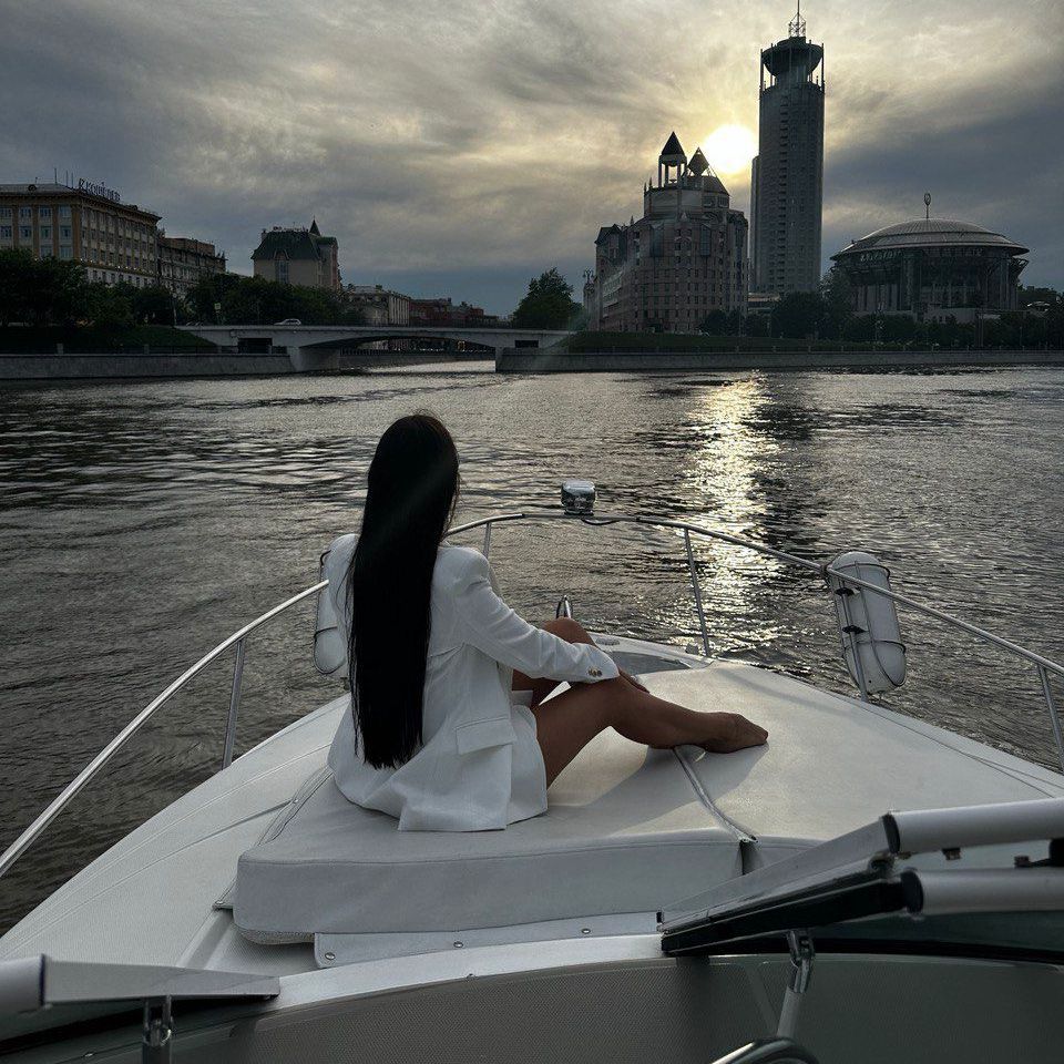Аренда катера с капитаном в Москве Moscow River Trip
