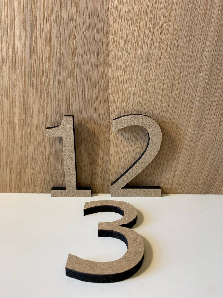 Лазерная резка деревянных цифр