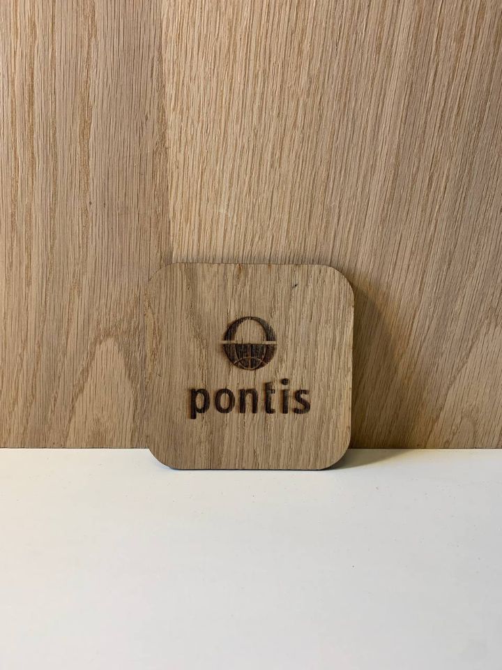 Лазерная гравировка логотипа на дереве