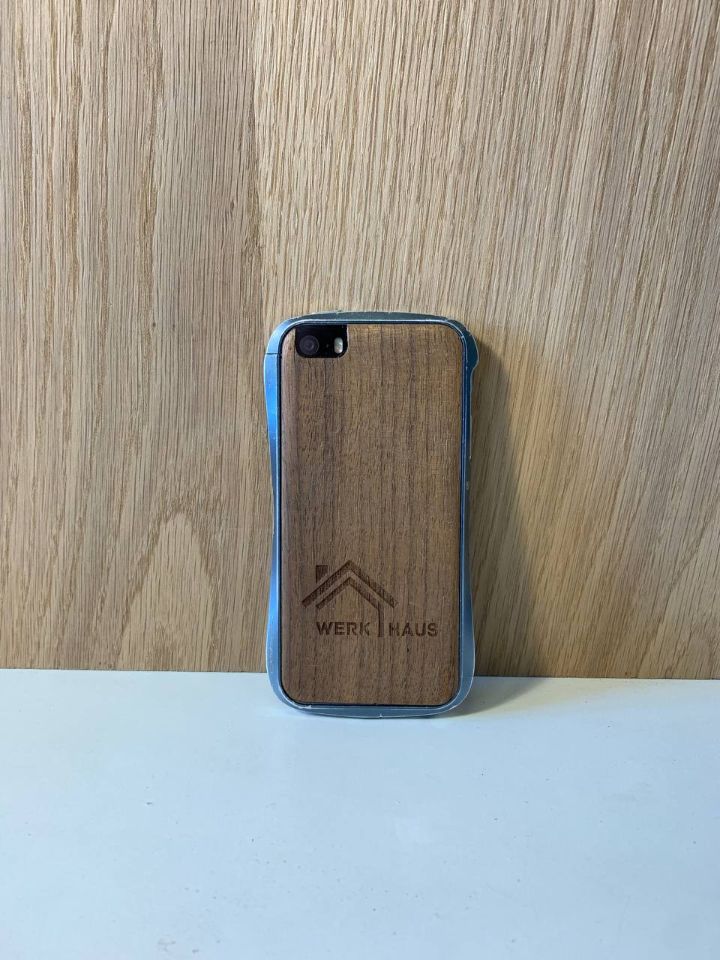 Лазерная гравировка корпуса смартфона