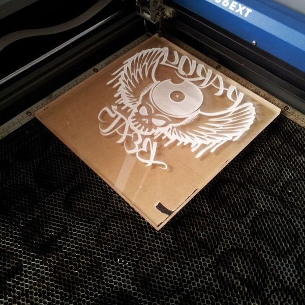 Лазерная гравировка оргстекла