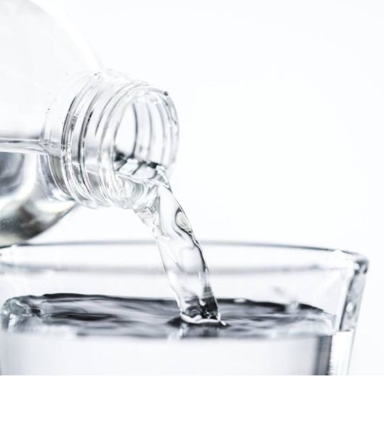 питьевая вода, бутылка, стакан