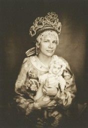 ● Мария Галкина представит проект, в рамках которого гости смогут примерить старинные костюмы и запечатлеть себя в ретро-фотоателье Евгения Замятина. Это не просто переодевание, а настоящее погружение в атмосферу ушедших эпох: каждая фотография станет портретом из прошлого, а костюмы позволят почувствовать себя героем ушедшего времени.