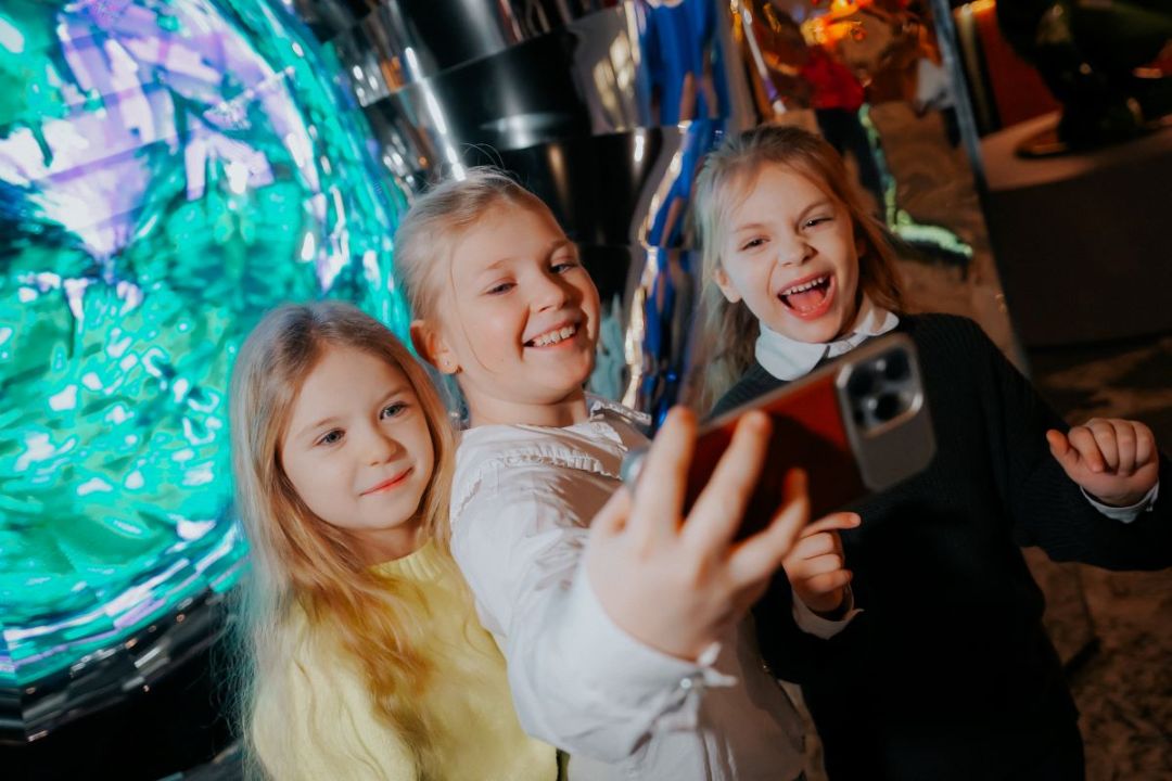 В ЦДМ на Лубянке появился фиджитал арт-объект «Гиперкуб Futurione»