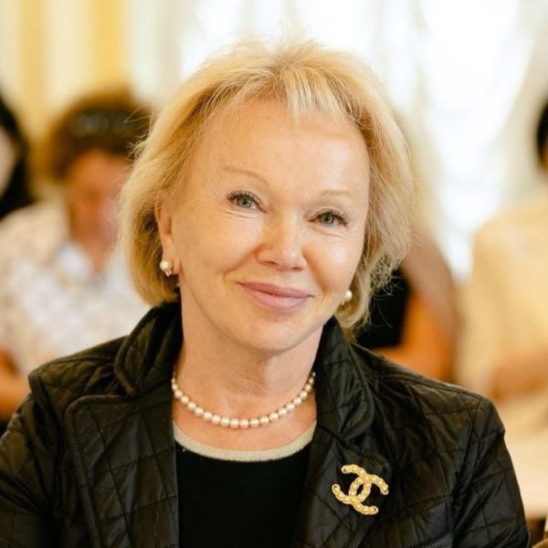 • Надежда Михайлова член Правления РКС, председатель Комитета РКС по поддержке и продвижению чтения, заслуженный работник культуры РФ.