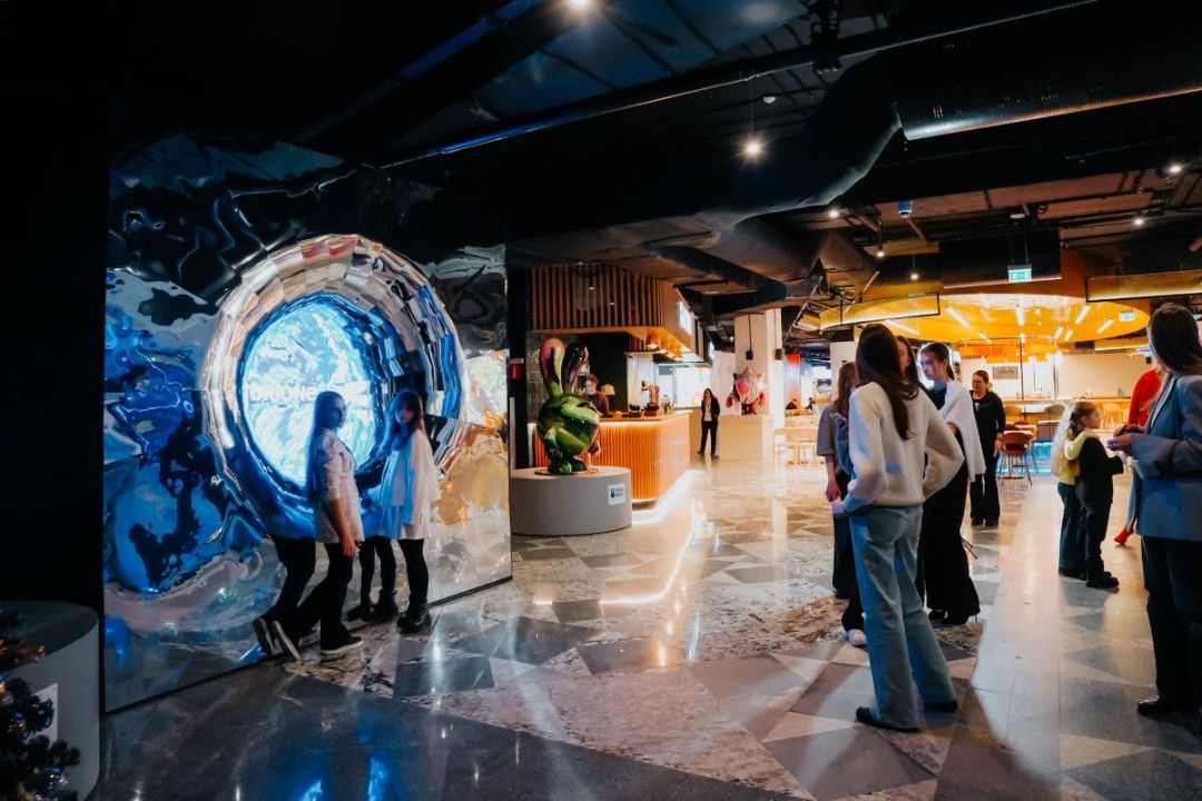 В ЦДМ на Лубянке появился фиджитал арт-объект «Гиперкуб Futurione»