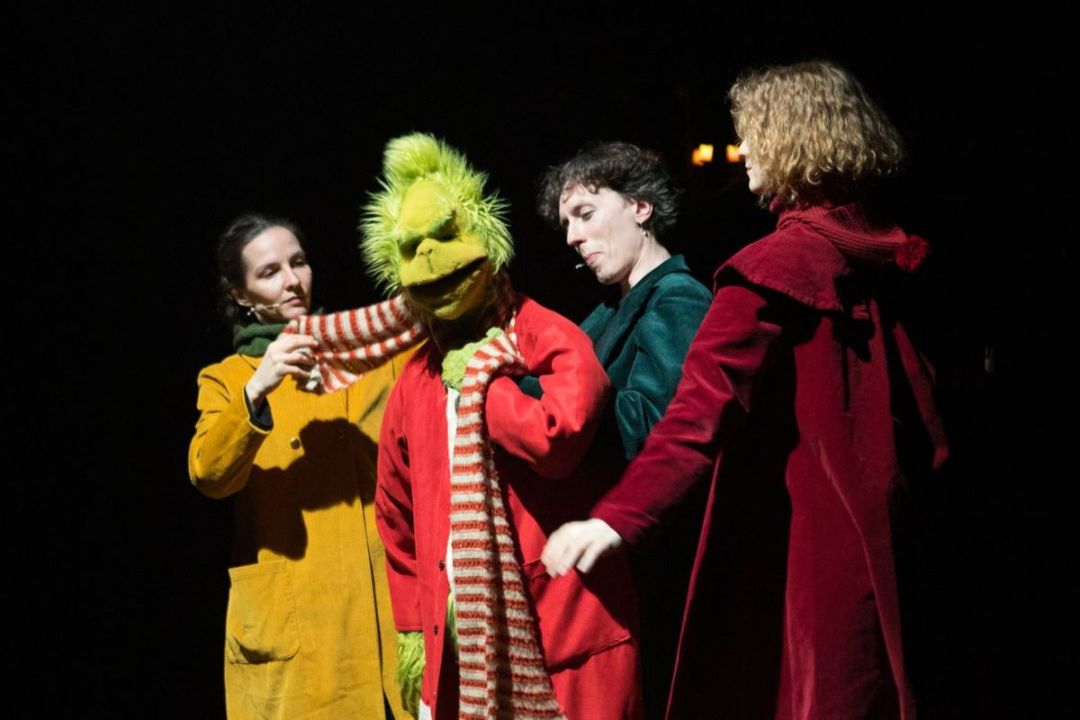 В Петербурге спасли Рождество и отметили День рождения Гринча