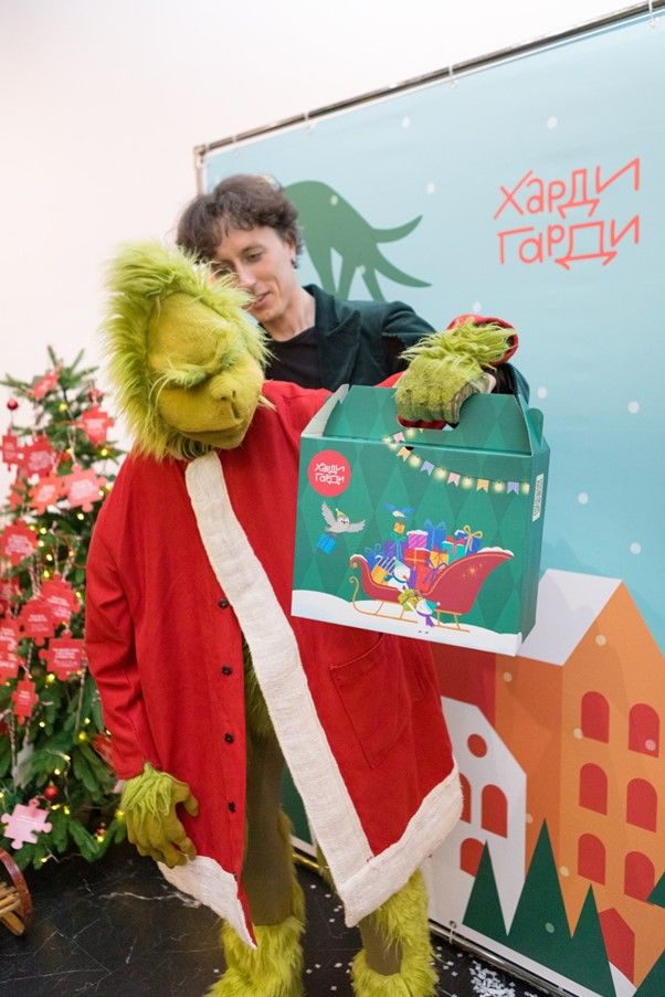 В Петербурге спасли Рождество и отметили День рождения Гринча