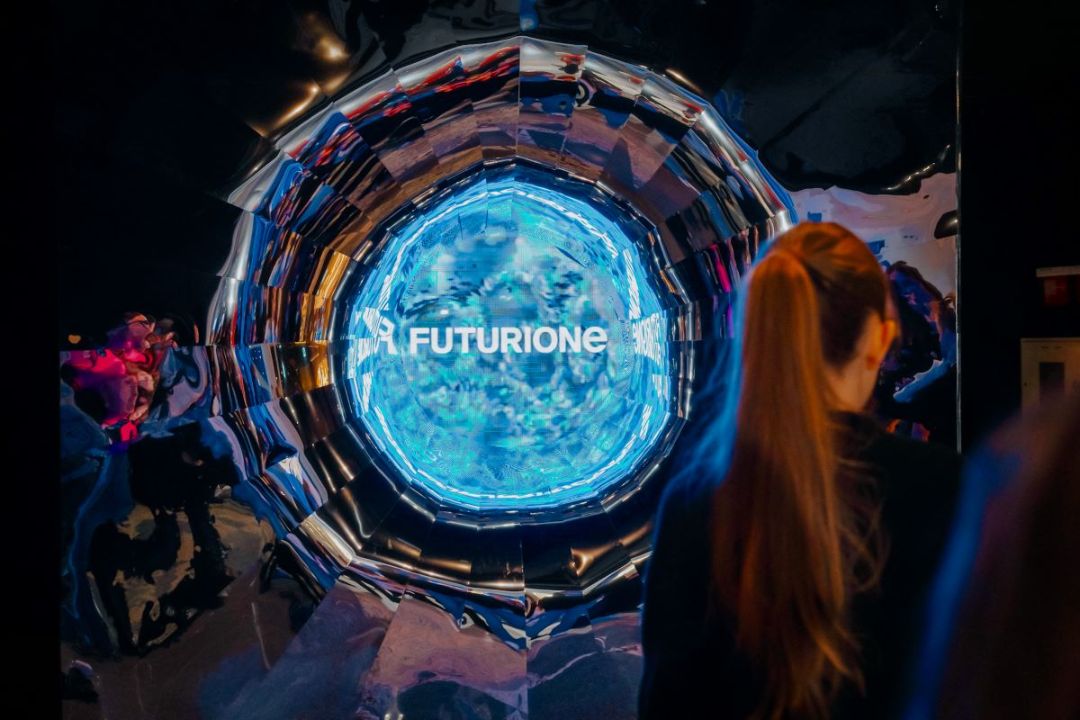 В ЦДМ на Лубянке появился фиджитал арт-объект «Гиперкуб Futurione»