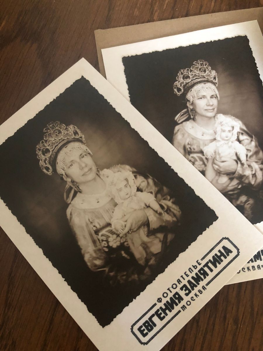 ● Мария Галкина представит проект, в рамках которого гости смогут примерить старинные костюмы и запечатлеть себя в ретро-фотоателье Евгения Замятина. Это не просто переодевание, а настоящее погружение в атмосферу ушедших эпох: каждая фотография станет портретом из прошлого, а костюмы позволят почувствовать себя героем ушедшего времени.