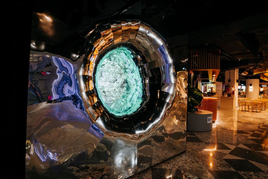 В ЦДМ на Лубянке появился фиджитал арт-объект «Гиперкуб Futurione»