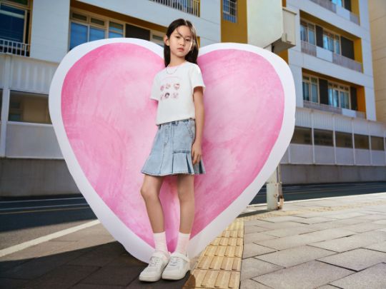 Balabala представляет новую коллекцию с любимыми героями Sanrio. Очаровательная Hello Kitty, дерзкая Kuromi и романтичная My Melody — три героини, три мира, наполненные яркими эмоциями и вдохновением. 