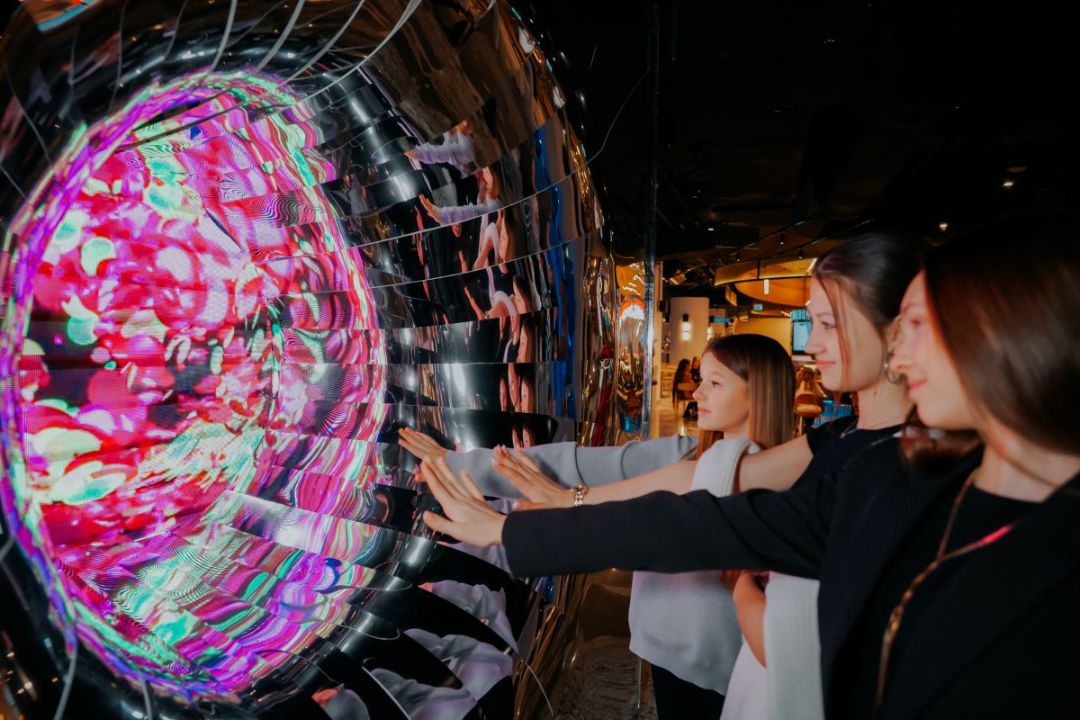 В ЦДМ на Лубянке появился фиджитал арт-объект «Гиперкуб Futurione»