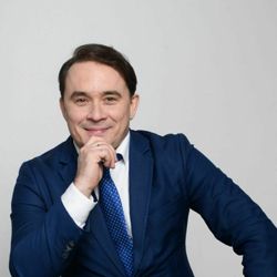 Василь Газизулин, основатель и управляющий партнер компаний TopFranchise.ru и TopFranchise.com, международный эксперт в области франчайзинга, автор книги «Вырасти с франшизой», колумнист Forbes, председатель комитета по развитию франчайзинга Московского городского отделения «Опора России».
