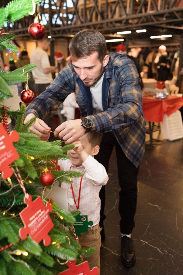 В Петербурге спасли Рождество и отметили День рождения Гринча