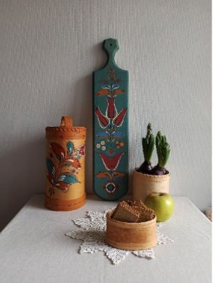 ● Объединение «Само росло» — стенд трёх очаровательных художниц, словно путешествие на Русский Север, расскажет о редкой устюжской росписи. Мастера перенесли растительные мотивы с цветами, травами и ягодами с привычных берестяных туесов на керамику, скатерти и домашний текстиль.