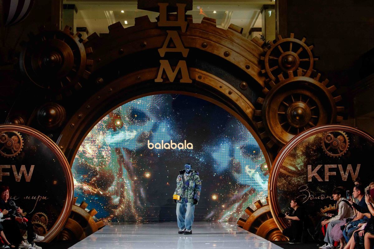 Робот-гуманоид Володя вышел на подиум на показе зимней коллекции Balabala