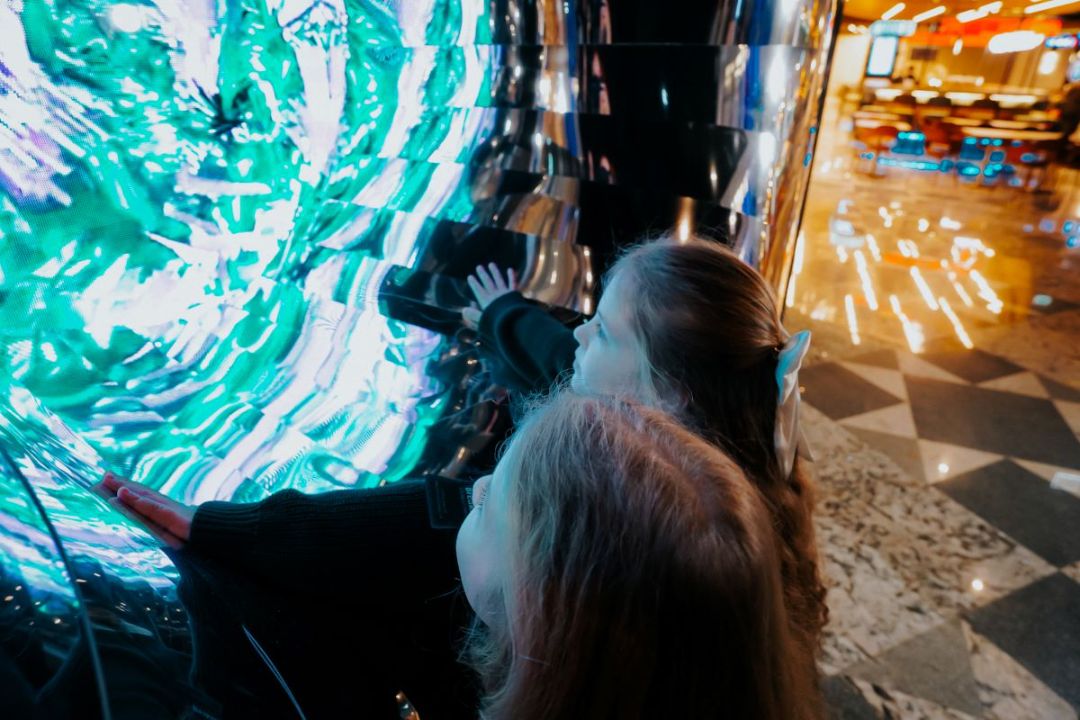 В ЦДМ на Лубянке появился фиджитал арт-объект «Гиперкуб Futurione»