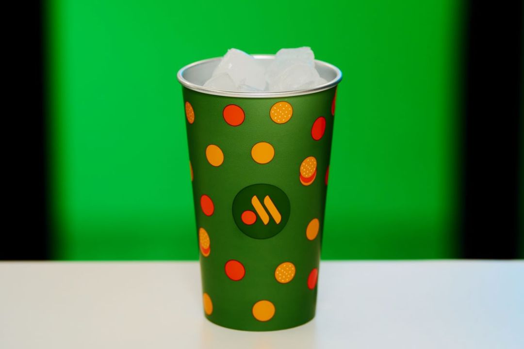 Волшебство в каждом стакане: «Вкусно — и точка» представляет свою первую коллекцию стаканов-хамелеонов