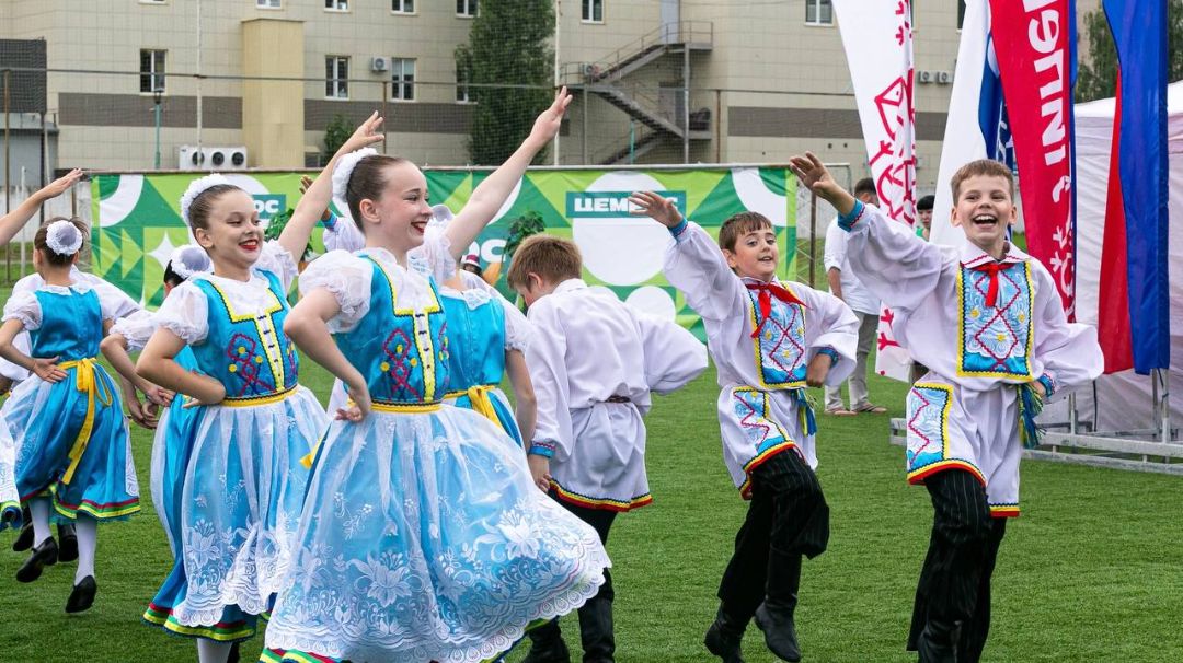 АО «ПРОГРЕСС», производитель детского питания «ФрутоНяня», поддержал гала-концерт фестиваля «Соколинка 2025»