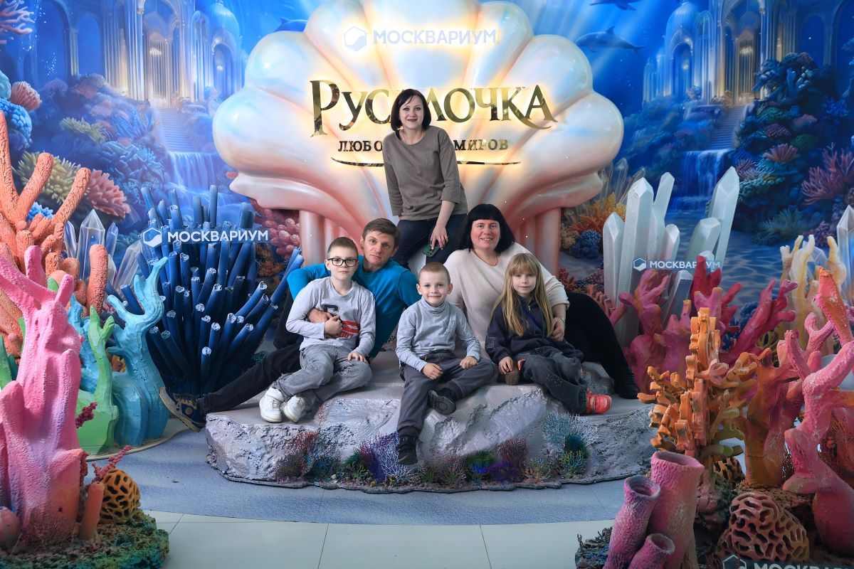 Более 500 подопечных благотворительных фондов посетили мюзикл на воде в «Москвариуме» ко Дню защиты детей