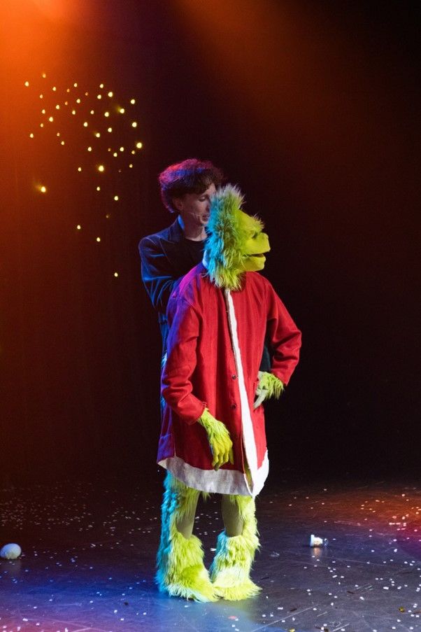 В Петербурге спасли Рождество и отметили День рождения Гринча