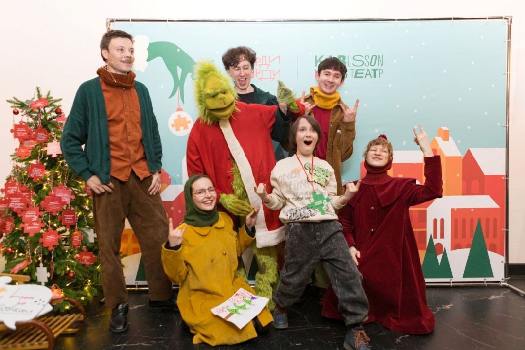 В Петербурге спасли Рождество и отметили День рождения Гринча 