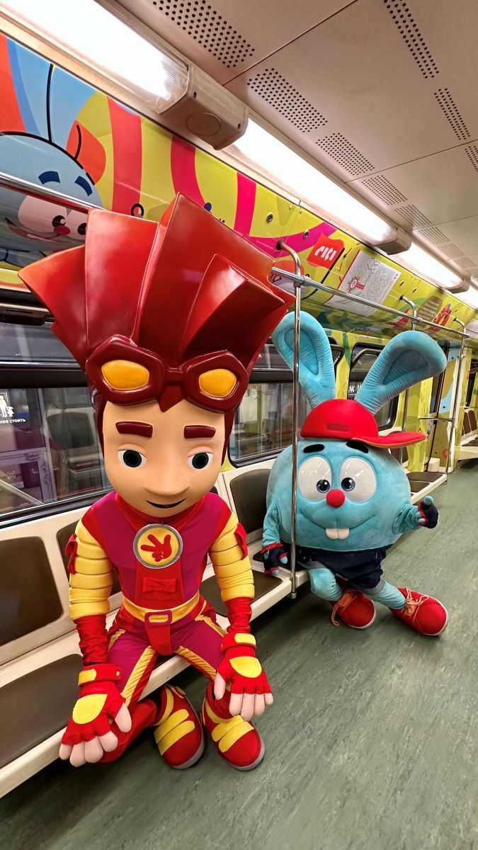 Смешарики и Фиксики составят компанию пассажирам московского метро: на синей ветке запущен тематический поезд 