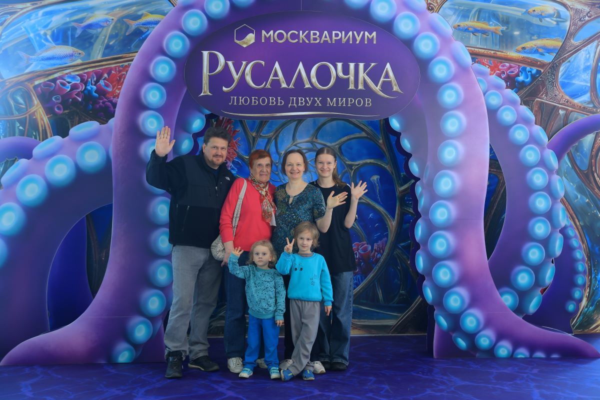 Более 500 подопечных благотворительных фондов посетили мюзикл на воде в «Москвариуме» ко Дню защиты детей