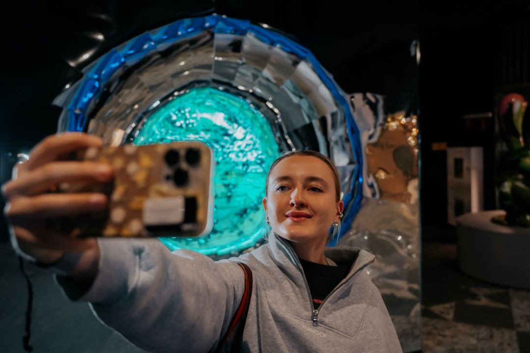 В ЦДМ на Лубянке появился фиджитал арт-объект «Гиперкуб Futurione»