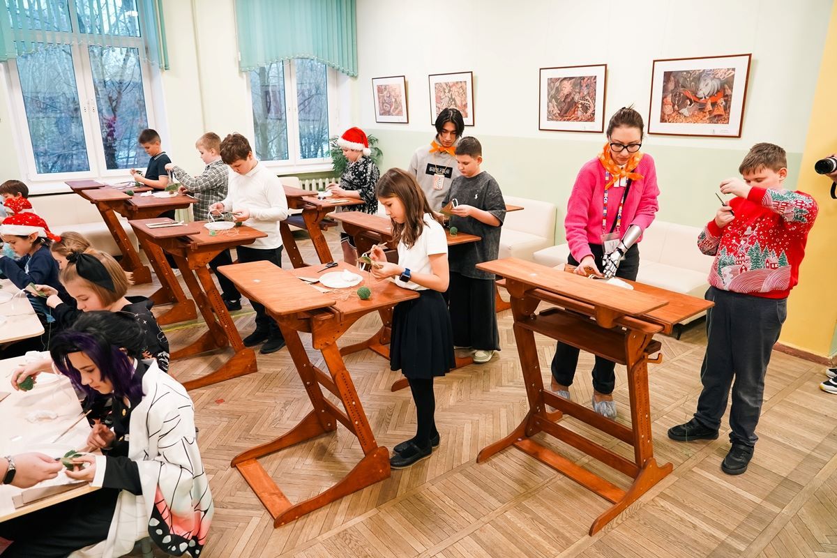 Московские школьники с нарушениями ОДА получили в подарок к Новому году регулируемые парты от МОСГОРТУРа и партнеров