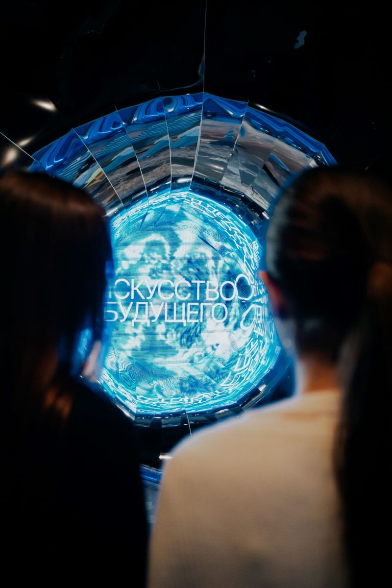 В ЦДМ на Лубянке появился фиджитал арт-объект «Гиперкуб Futurione»