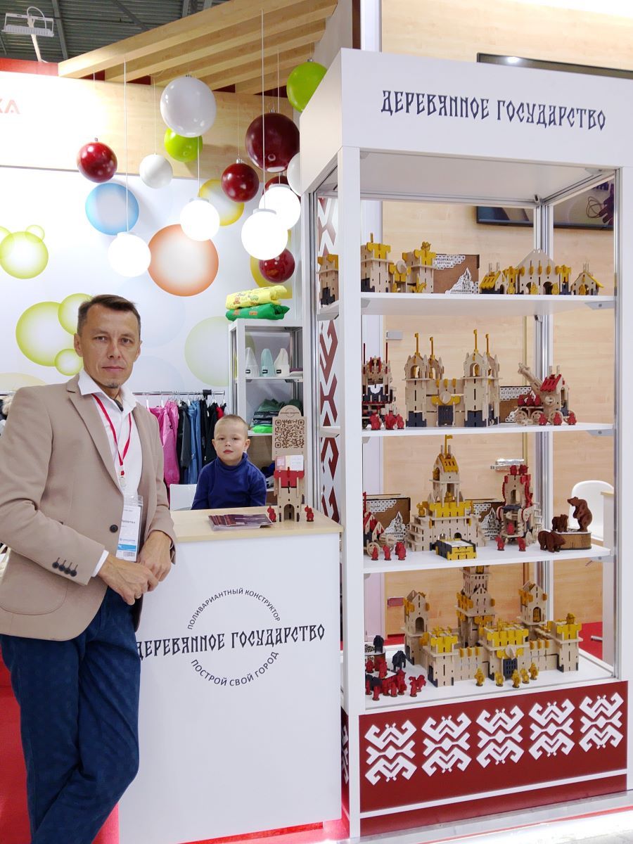 Деревянное государство на выставке Мир детства