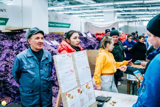 За перспективными сортами семенного картофеля приехали свыше 10 тысяч жители и гостей республики. За два дня продано 40 тонн семенного материала более 20 перспективных сортов отечественной и иностранной селекции. В торговле участвовали все заявленные хозяйства республики, специализирующиеся на производстве картофеля - ООО «Агрофирма «Слава картофелю» Комсомольского района, ФГБНУ Чувашский НИИСХ, ООО «Агрохмель» Вурнарского район ООО «Картофель» Ядринского района, К(Ф)Х Степанова В.И. Ядринского района, К(Ф)Х Федорова В.А. Моргаушского района. Добровольцы доставляли покупки на дом пожилым и маломобильным жителям, такой услугой воспользовались более 200 посетителей.
