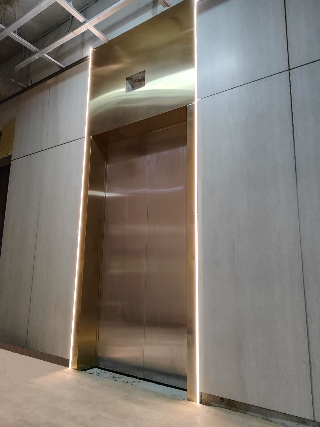 Лифтовый портал с фрамугой с подсветкой