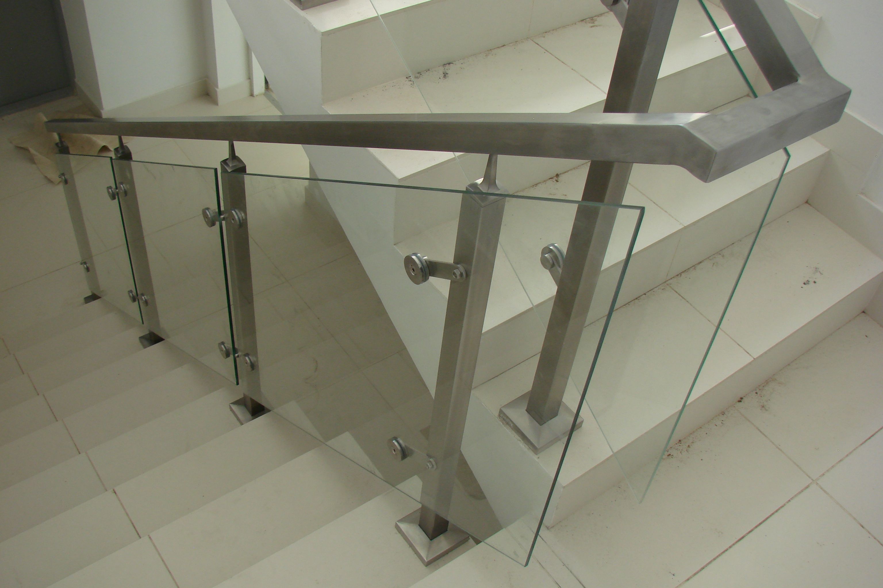 ограждения из нержавейки со стеклом