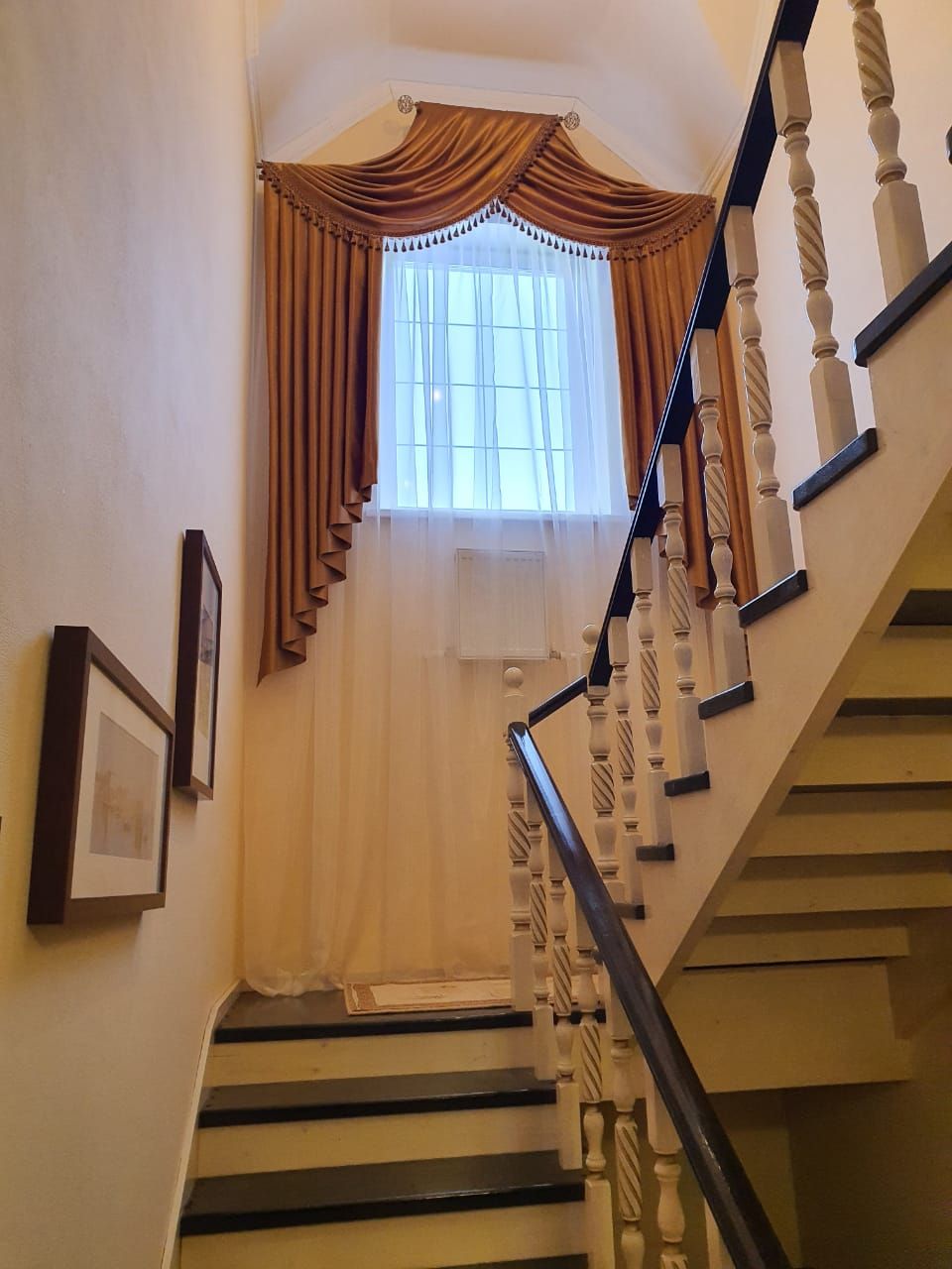 ламбрекен на лестничную площадку