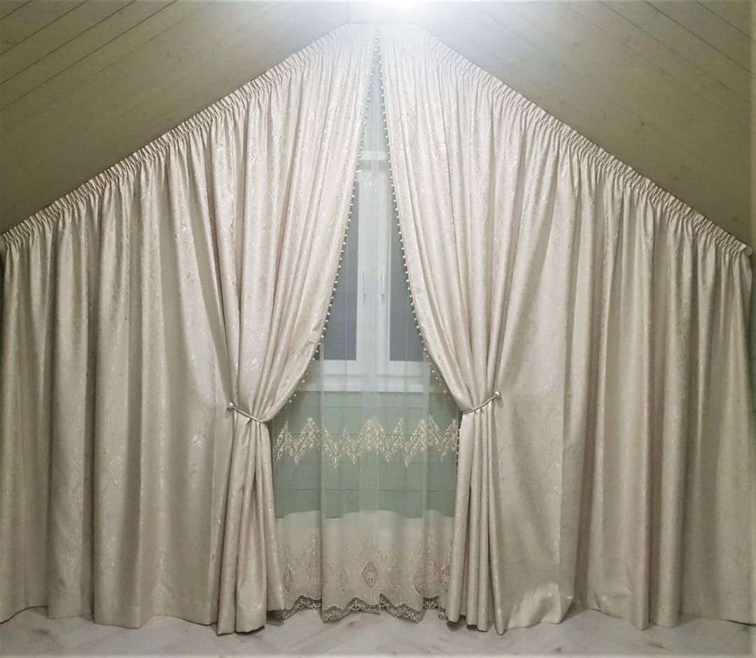 шторы на мансардное окно скошенное