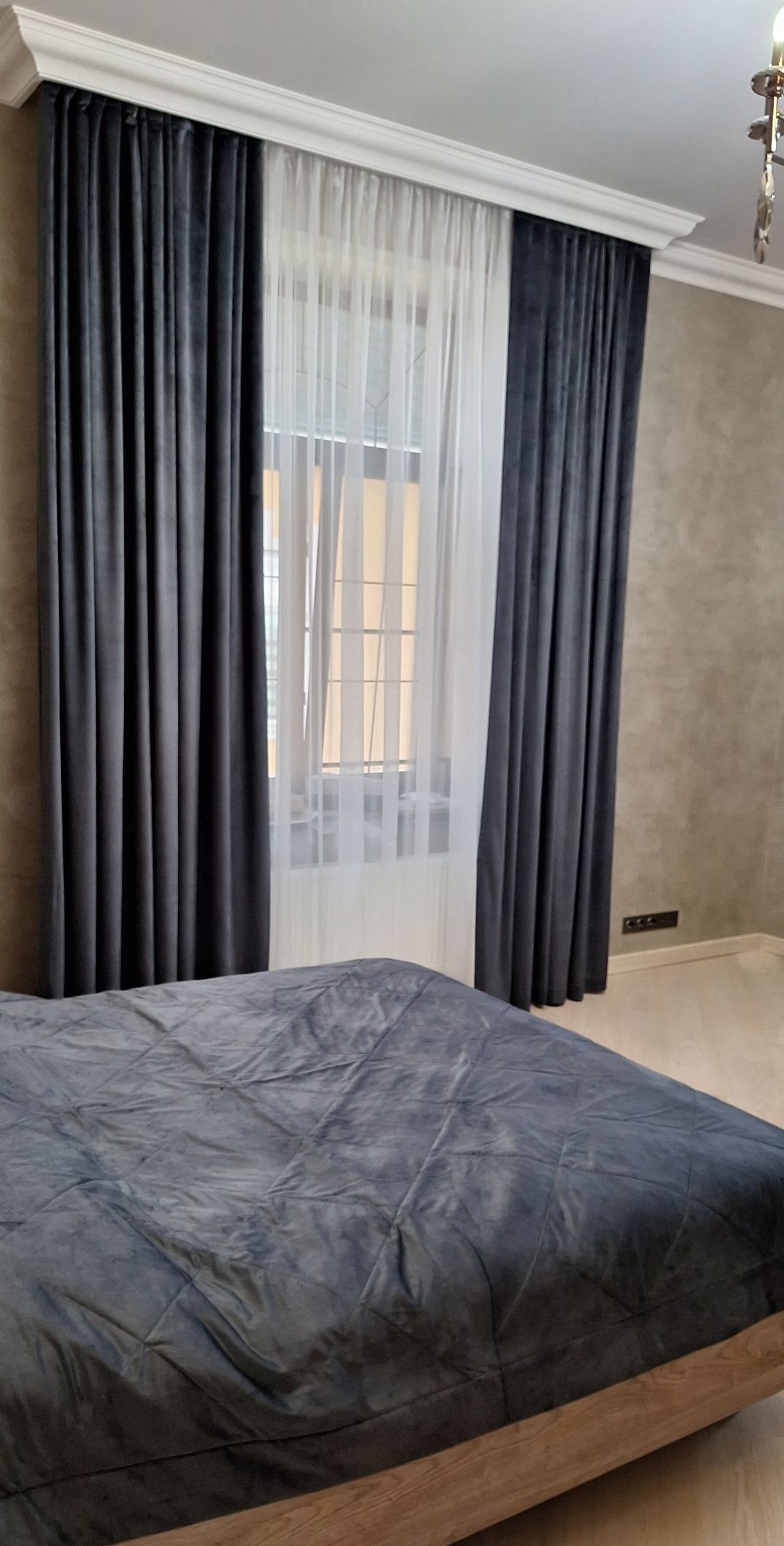 бархатные шторы в спальню мальчика и покрывало