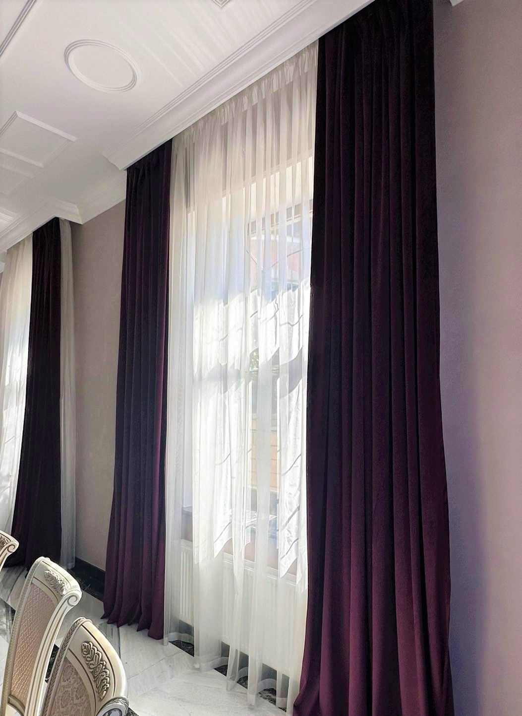 гостиная бархатные сливовые шторы