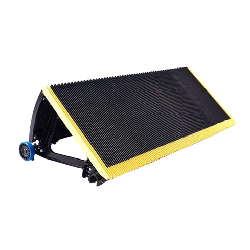 На рисунке показан инструмент, имеющий форму ската. Верхняя часть черная с волнистой текстурой, а нижний край ярко-желтый. На одной из его сторон расположено темно-синее колесо. Этот инструмент, вероятно, будет использоваться для помощи любителям спорта, такого как скейтбординг или другие виды спорта, требующие наклона для выполнения трюков. Дизайн выглядит солидно и функционально.