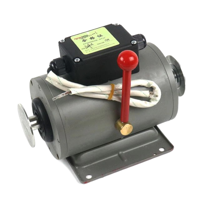 На этом рисунке показан небольшой электродвигатель серого цвета. В верхней части двигателя находится черная коробка с желтой этикеткой, которая может служить регулятором или регулятором управления. К двигателю подсоединены белые провода, сбоку торчит красная ручка, вероятно, для включения или выключения двигателя. В передней части двигателя находится шестерня или привод, который, вероятно, служит для соединения двигателя с другими устройствами. Этот велосипед, похоже, предназначен для использования в различных инженерных целях или в хобби.