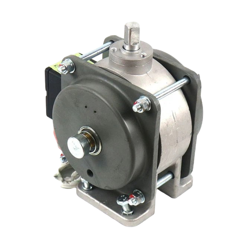 На этом изображении показан механический компонент, который, по-видимому, является насосом или электродвигателем. В круглой конструкции имеется несколько болтов и гаек, скрепляющих детали вместе. Центральная часть имеет вал, который может вращаться, а рядом с ним расположены несколько электрических проводов, которые указывают на то, что этот инструмент работает при подключении к источнику питания. Структура материала кажется прочной и может быть изготовлена из прочного металла или сплава.