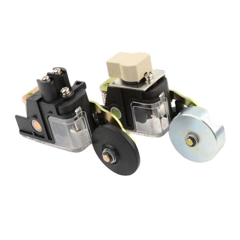 На этом изображении показаны два аппаратных компонента, которые выглядят как соленоиды или электромагнитные клапаны. Оба компонента схожи по структуре, с прозрачной частью с одной стороны, которая позволяет видеть внутреннюю часть. Один из компонентов имеет колпачок кремового цвета, в то время как другой выглядит темнее с соединительной клеммой наверху. Рядом с каждым из них также есть круглые детали, которые могут служить приводом. Эти компоненты обычно используются в различных механических и автомобильных приложениях.