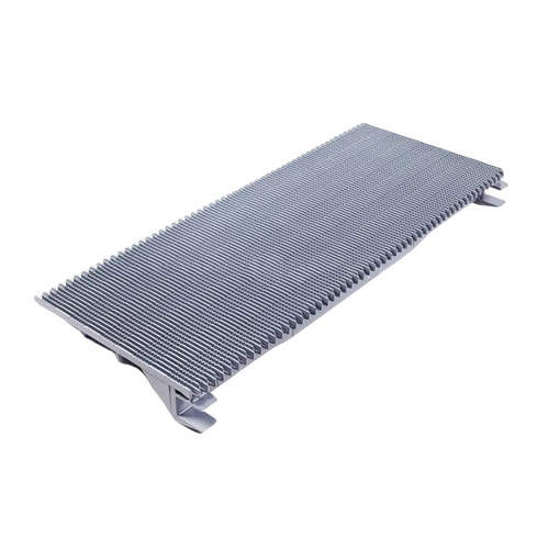 На этом изображении показан радиатор или кулер, который обычно изготавливается из алюминия или других металлических материалов. Форма длинная и плоская, с множеством ребер, предназначенных для увеличения площади поверхности, что позволяет более эффективно отводить тепло. Эти радиаторы часто используются в электронных устройствах, таких как компьютеры, для поддержания низкой температуры компонентов и предотвращения перегрева. Цвет этого радиатора выглядит серым, и он имеет современный дизайн.