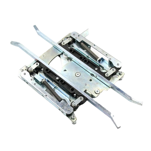 На этом изображении показан механический компонент, изготовленный из металла. С обеих сторон расположены два набора длинных крючков. В середине находится деталь, похожая на пружинный механизм, обеспечивающий движение. Эти компоненты могут использоваться в системах запирания или привода, выглядят прочно и рассчитаны на надежную функциональность. В целом, форма и конструкция демонстрируют нацеленность на точность и долговечность.